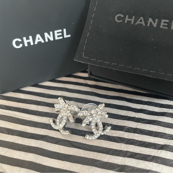 Women’s C. C earrings with box - Picture 2 of 3